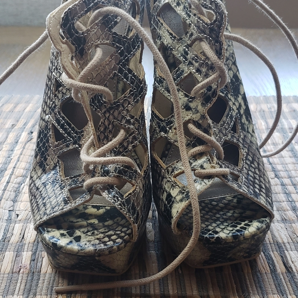 Snake patterned heels - Picture 2 of 4